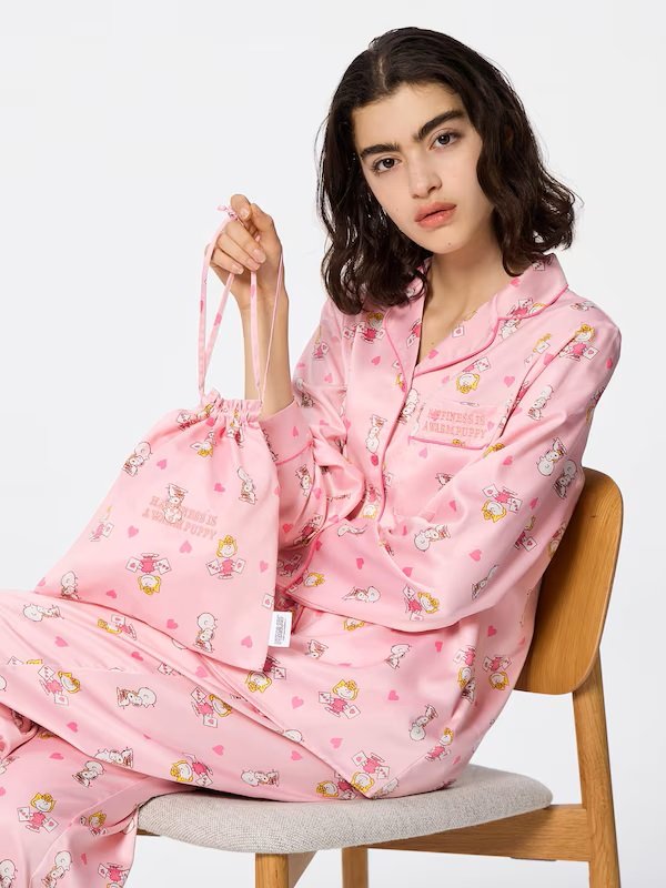 パジャマと同素材のポーチ付き