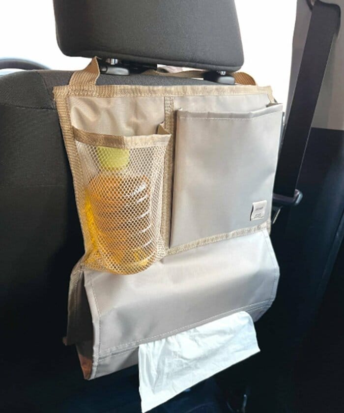 前席の背もたれ部分に取り付ける「CARバックシート収納(330円)」