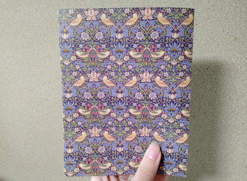 筆者撮影（セリア、ポストカードファイル黒台紙 48P ウィリアム・モリスデザイン）