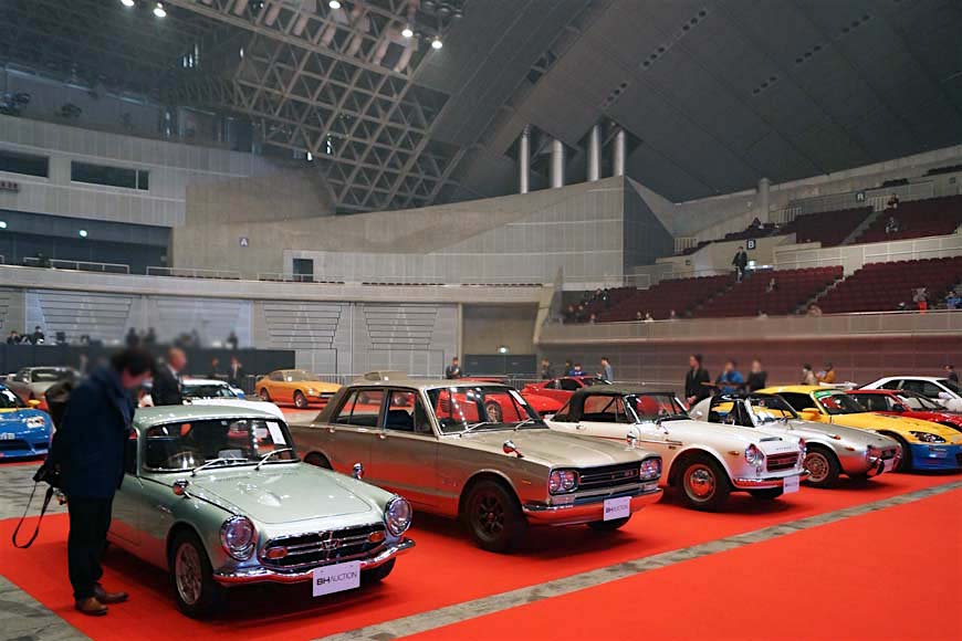 幕張メッセのイベントホールに、オークションにかけられる16台が展示された