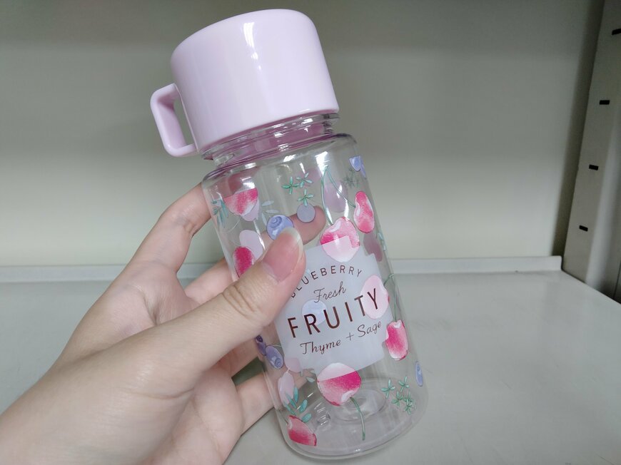 写真：筆者撮影（セリア、コップ付ドリンクボトル）