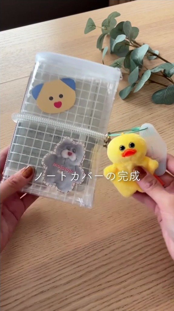 【100均DIY】セリアの「ファスナーケース」が、小物も一緒に持ち歩ける「ノートカバー」に変身！