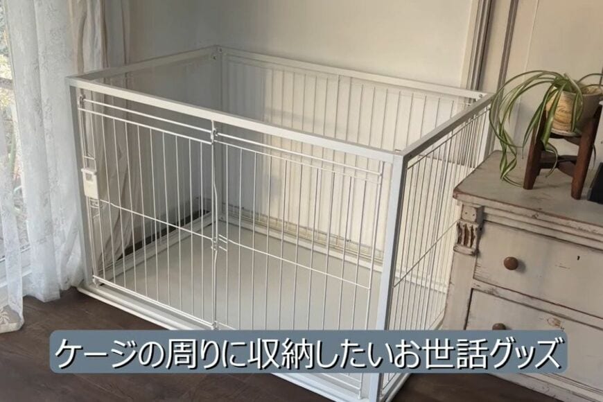 「愛犬のケージまわり」に省スペースなお世話グッズ収納をDIY　安心して快適に過ごせそう…
