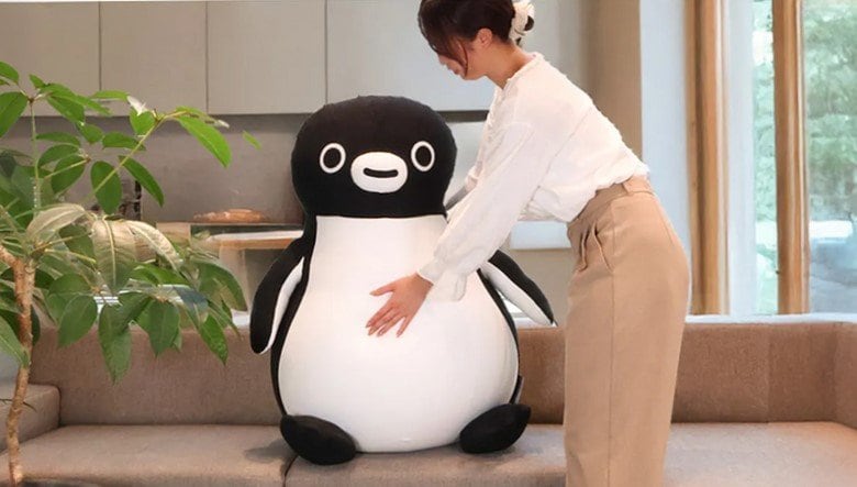 出所：株式会社Yogibo　Suicaのペンギン Yogibo Hugger（ヨギボー ハガー）
