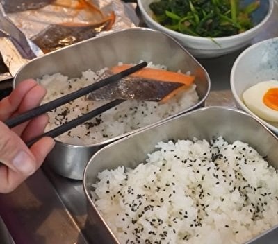 8人大家族ママが子どものために朝5時に起きて作る【焼き鮭弁当】が話題　丁寧に手作りした和惣菜もおいしそう