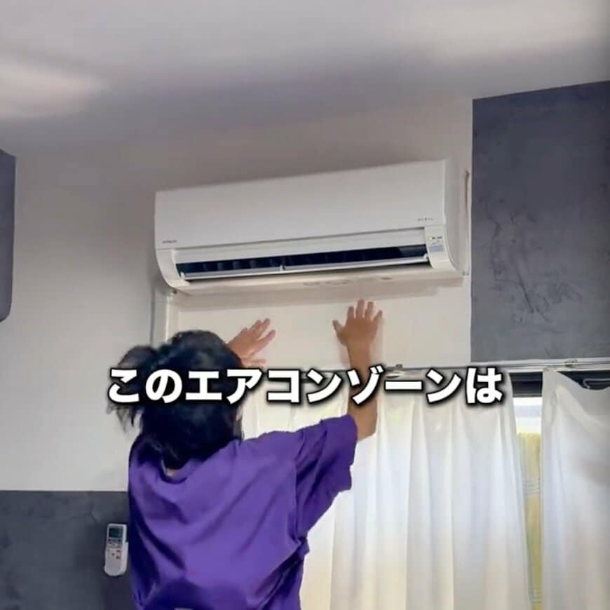 【築20年超え賃貸DIY】初心者の男性、難しいエアコン周りの壁紙貼りに挑戦！「全面コンクリだ！」