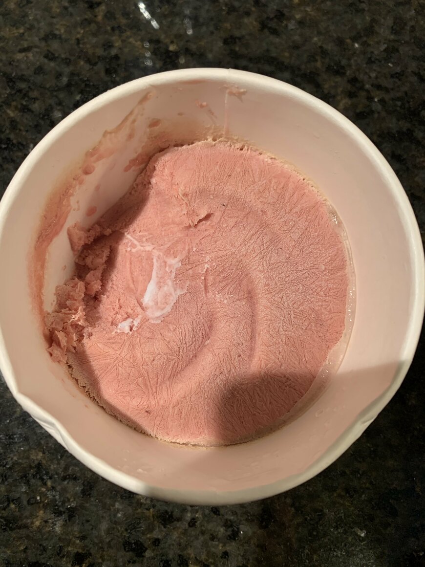 ピンク色のアイス