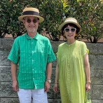 【60代夫婦】で楽しむ「グリーンコーデ」 濃淡を変えた着こなしが爽やか