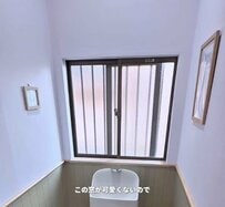 「すごい！センス良すぎ」築40年住宅〈トイレの古い窓〉に…2児ママがDIYで〈おしゃれなホワイト内窓〉をプラス！
