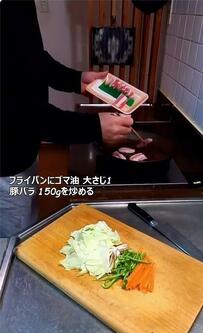 【父ちゃん弁当】高校生の息子へ、父が作る焼きうどん。目玉焼きとおにぎりを添えた一段がボリューム満点！