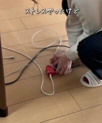 【100均DIY】セリアの〈スチールクリップ・面ファスナー〉で→机に置くとすぐ落ちる〈延長コード〉の悩みをスッキリ解決！