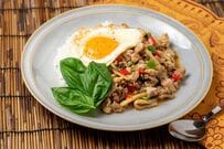 鶏ひき肉で作る「ガパオライス」を渡辺美奈代が披露「美味しそう」の声