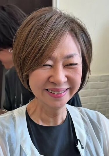 50年以上ずっとボブ」だという女性が首元すっきりのショートヘアに