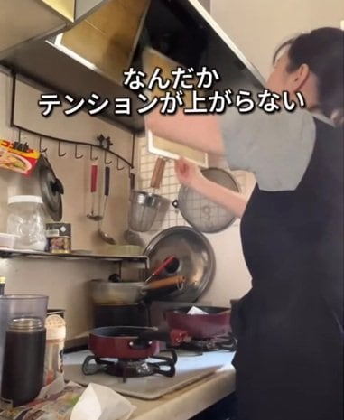 「めっちゃ可愛い」築44年の実家〈キッチンの壁〉→テラゾー柄の壁紙を貼るだけで〈北欧風ポップな推せる空間〉に大変身！