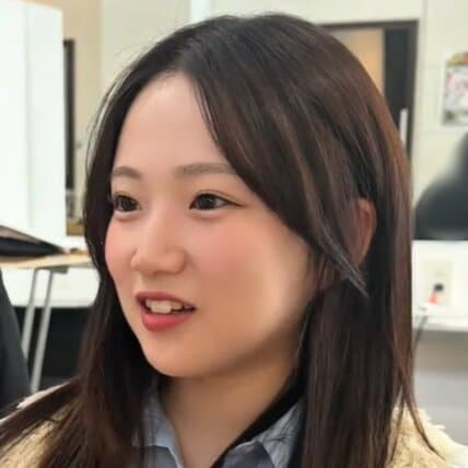 「ボブにしたら幼くなる」大学生女性がストレートとカットで大人可愛いヘアにスタイルチェンジ