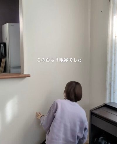 【DIY】「めっちゃセンス良い！」1児のママが〈紫色のキッチン壁〉に合う色を模索→大胆なカラー選びに称賛の声「色彩センス羨ましい！」