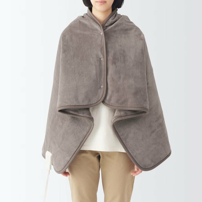 スナップボタンで留められるので、腰に巻いたり肩に羽織ったりしてもOK