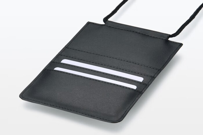 裏面は4枚分のカード用ポケットが付