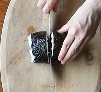 【お弁当アイデア】タッパーに詰める4人分の〈巻きおにぎり弁当〉。具材による3色のコントラストを活かし、彩り豊かな断面の美しさを引き出した実用的なお弁当テク