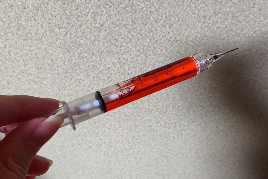 筆者撮影（キャンドゥ、注射器型シャープペンシル）