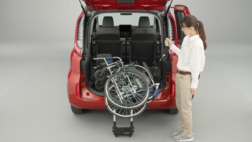 出所：トヨタ自動車株式会社　公式企業サイト「既販車への後付け車いす収納装置を発売」