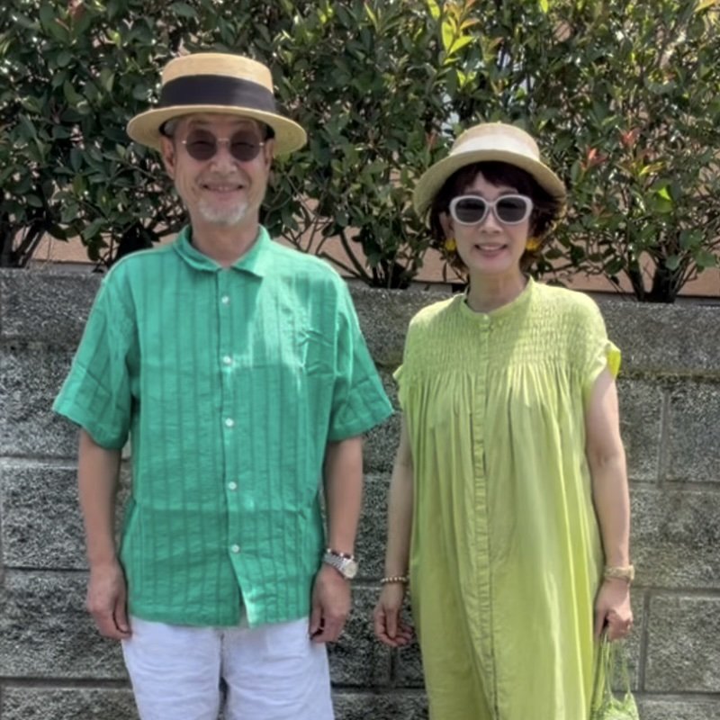 【60代夫婦】で楽しむ「グリーンコーデ」 濃淡を変えた着こなしが爽やか