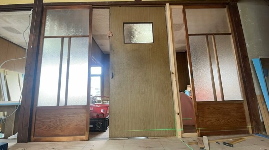 【築50年中古戸建DIY】ボロボロだった建具をレトロモダンに大変身！「何でも出来て素晴らしい」と話題