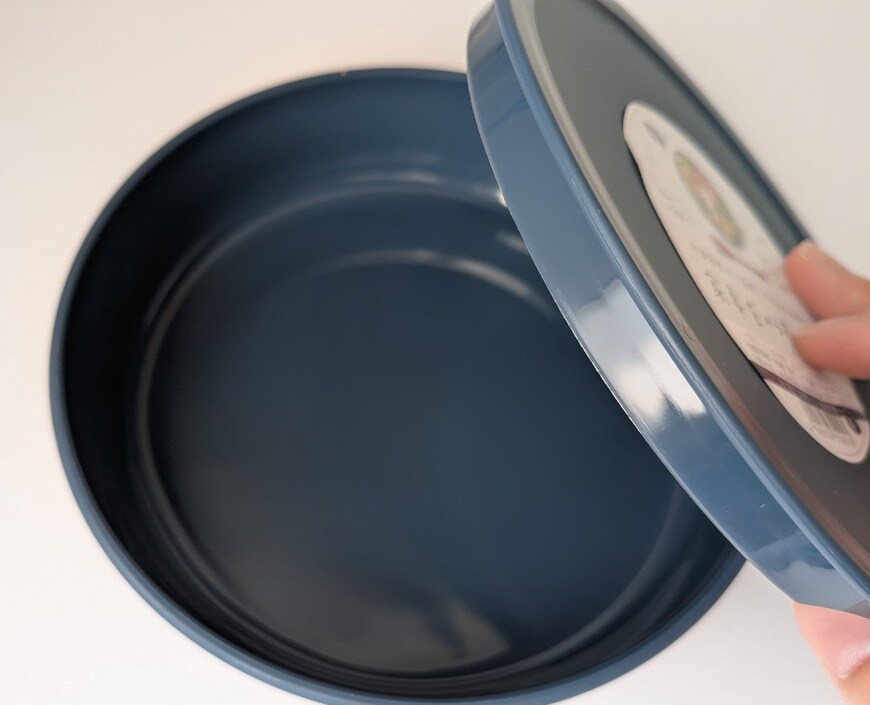 「表面がざらっとしたマットな質感で、中身が透けないデザイン」