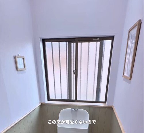 「すごい！センス良すぎ」築40年住宅〈トイレの古い窓〉に…2児ママがDIYで〈おしゃれなホワイト内窓〉をプラス！