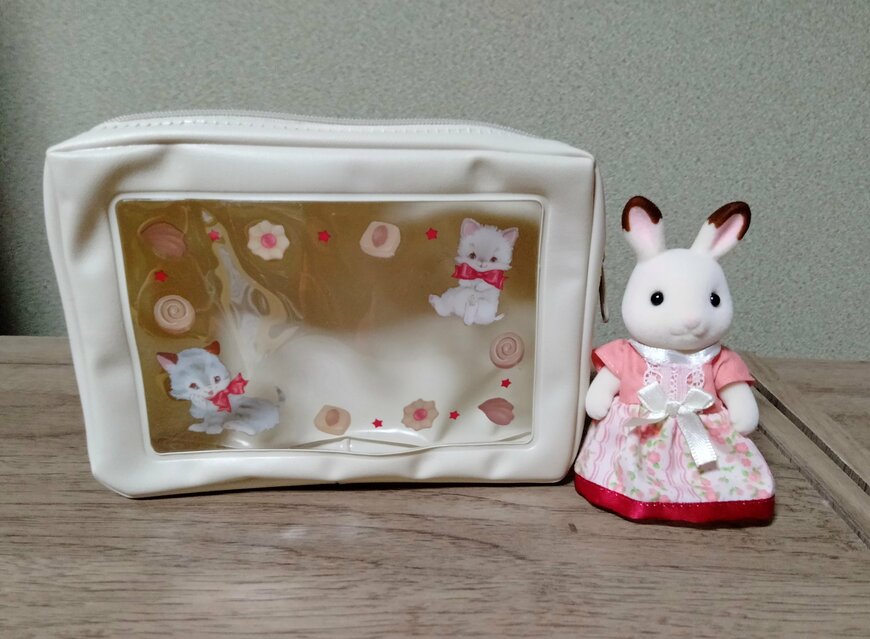 筆者撮影（セリア、PVCポーチ 窓あき ヴィンテージアニマル）