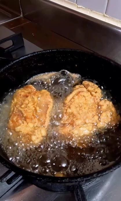 【父ちゃん弁当】片栗粉をまとわせて揚げた油淋鶏に、長ネギと生姜の甘酢ダレ。高校生の息子さんに持たせる、ごはんが進むお弁当がおいしそう