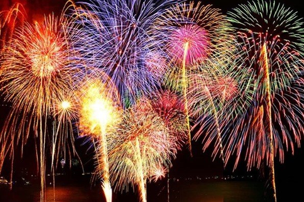 出所：株式会社ニジゲンノモリ「GRAND CHARIOT北斗七星135° 宿泊者限定山頂から「見下ろす花火・絶景と星空観鑑賞体験」7月21日（日）開催」（PR TIMES）