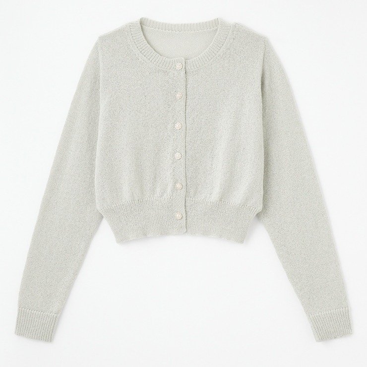 ショート丈のデザイン。大きめサイズのパールボタンが華やかです／出所：しまむら公式 レディース ニットカーディガン（mian）
