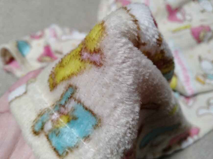 筆者撮影（ダイソー、ひざかけ（サンリオキャラクターズ））