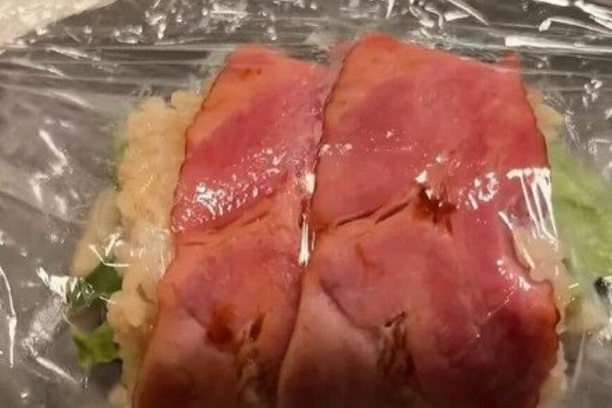 【ギルティ確定】婚約者に作る「ベーコンエッグおにぎり弁当」　海苔の代わりにベーコン？美しすぎる断面がたまらない…