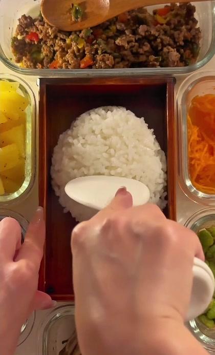 【ガパオライス弁当】ご飯一面のガパオと、胡麻和え枝豆&人参ラペなど彩り豊かな一箱
