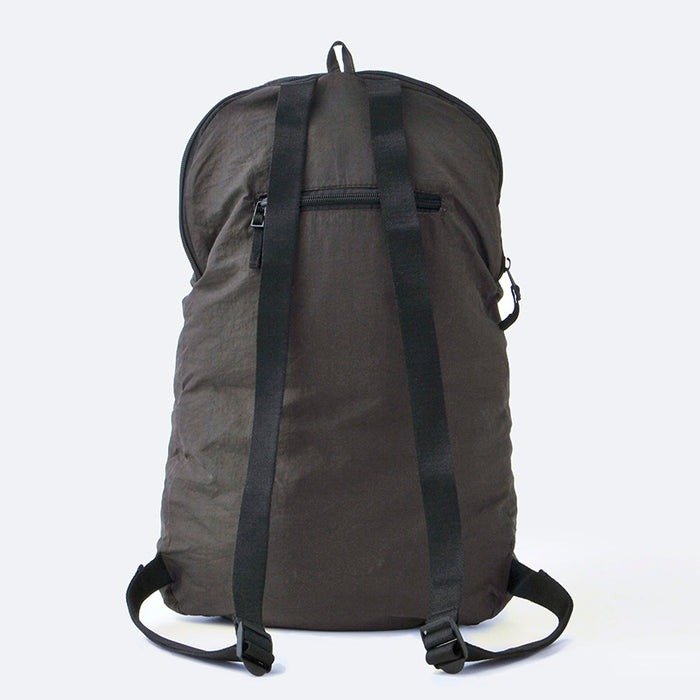 出所：ダイソー公式　ソフトナイロン折りたたみ収納リュック（GY）