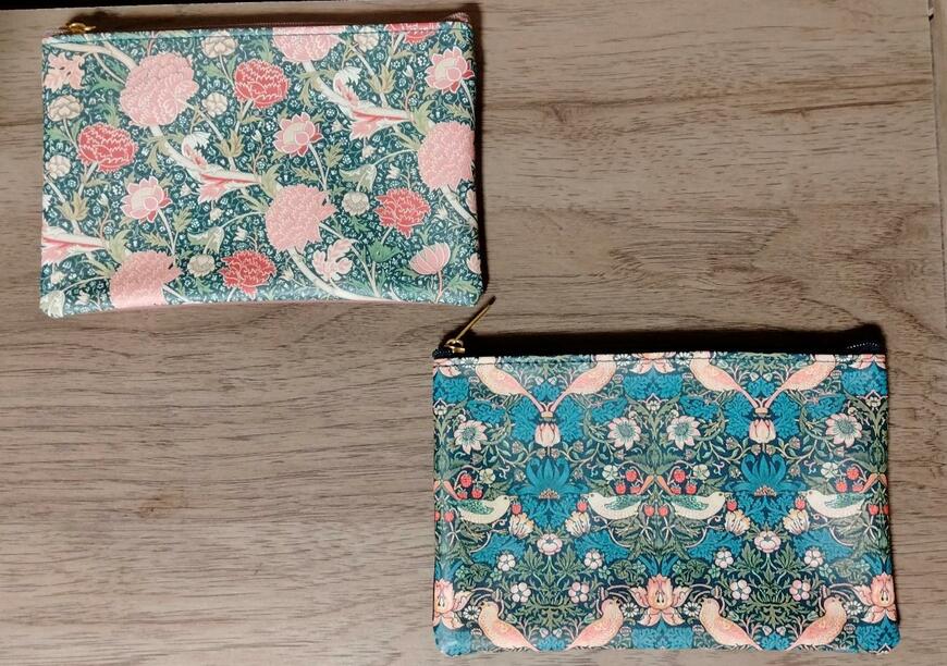 筆者撮影（セリア、フラットポーチ ウィリアム・モリスデザイン）