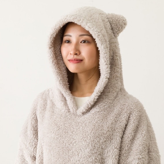 丸みのある猫耳が付いたモカのフード