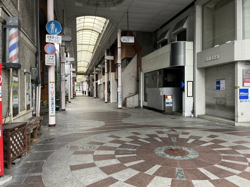 床のタイルが目を引くアーケード街