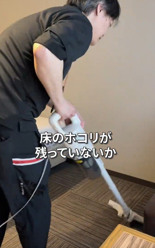床のホコリを隅々までチェック！