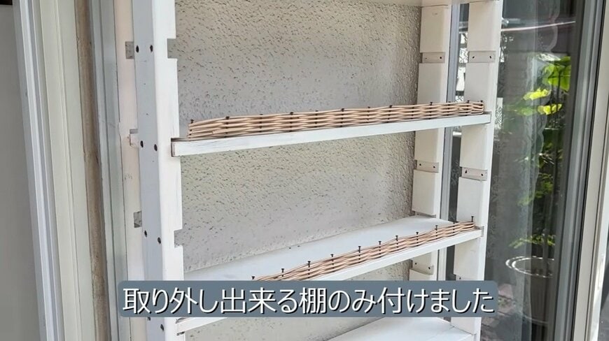 取り外しできる棚板を取り付け、多段の飾り棚が完成しました