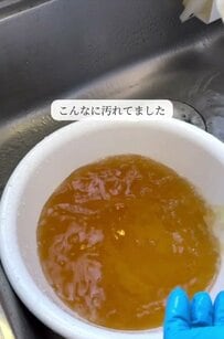 築35年アパートのくすんだ木の窓枠が本来の色に変身 アク抜きするセルフ手入れ