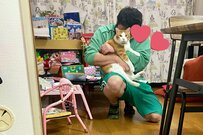 「嫌ニャーー！」抱きしめられた保護猫の可愛すぎる反応に爆笑