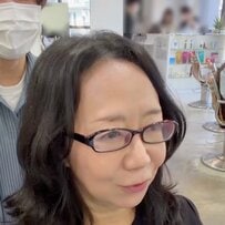 「もさっとする」くせ毛に悩み果てた女性が来店。上品で軽やかな姿に「見違えましたね！」などの声