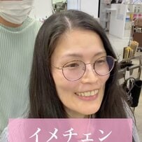ロングヘア女性がバッサリカットでイメージチェンジ。輪郭の悩みもカバーする〈似合わせショートヘア〉に本人も笑顔