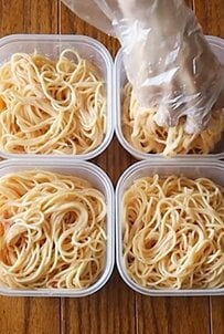 【タッパーで冷凍弁当】一気に4人分完成！おかずも入った「明太クリームパスタ弁当」が話題