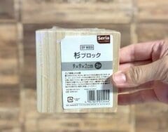 【100均DIY】セリアの木板と杉ブロックが「壁掛けの飾り棚」に変身 ニスを塗って接着剤で組むだけ