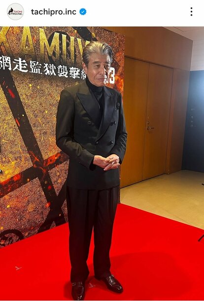 写真 | 75歳 舘ひろし、ブラックスーツ姿に「永遠のダンディ」「なにを
