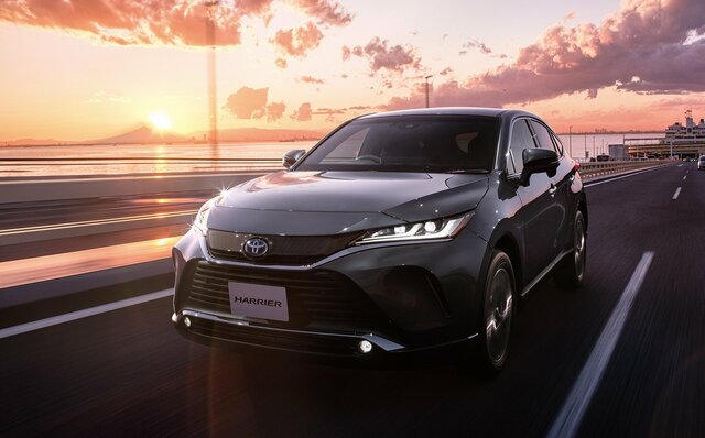 トヨタ「ハリアー」25周年を迎えたいま初代～4代目まで振り返る。価格や燃費も確認